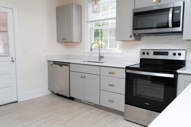 Building Photo - 3 Bedroom Home Located Near UVA