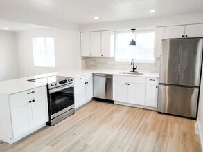 Building Photo - Amazing 2 bed one 1 bath home blocks from Sloan’s Lake