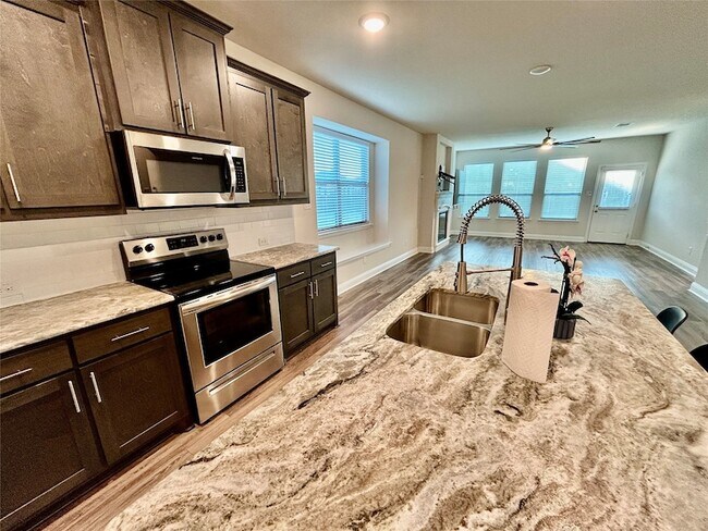 Building Photo - 541 Firethorn Dr