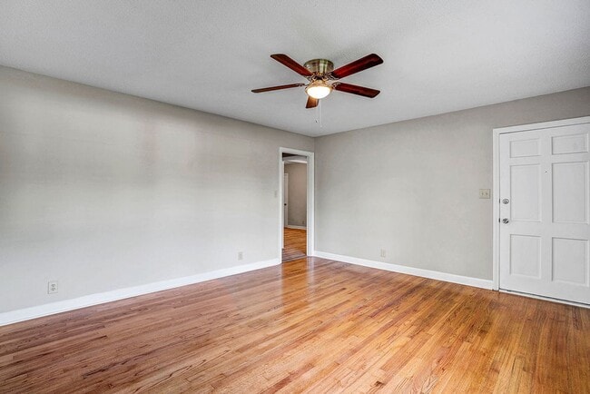 Building Photo - AVAILABLE NOW!! 4 bedroom Brick Ranch Style Home