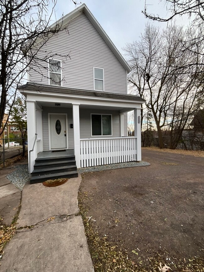 Building Photo - 1324 E 2nd St