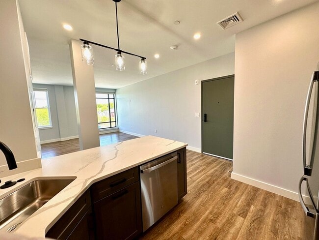 Building Photo - 21 Summer St