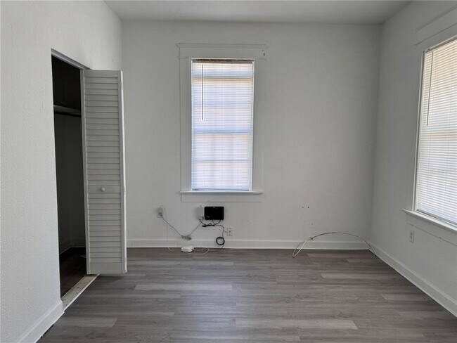 Building Photo - 1022 E 14th Ave