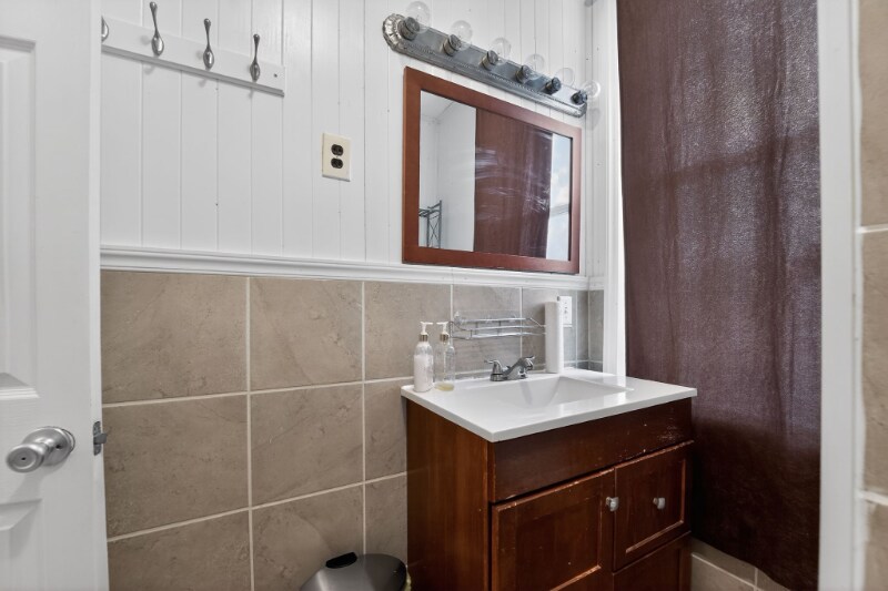 Building Photo - 3127 Lawnview Ave