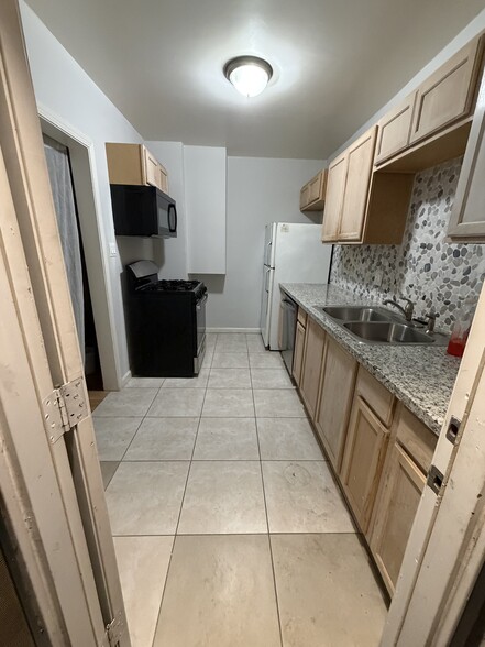 Building Photo - 1914 6th Ave