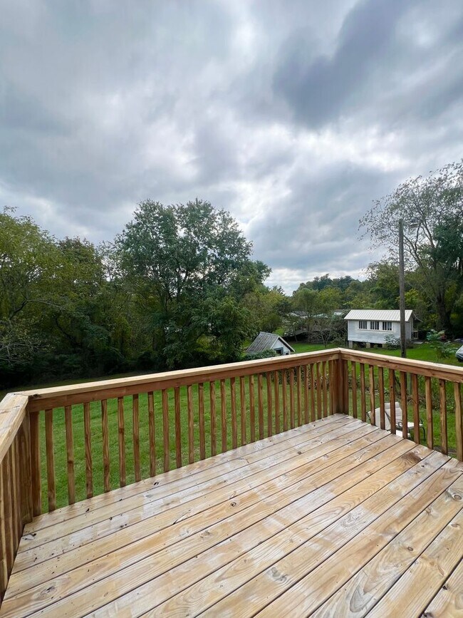 Building Photo - 2 bedroom 1 bath Bungalow in North West As...