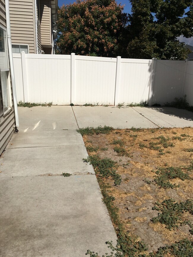 Building Photo - 3 bedroom 2 1/2 bath townhome