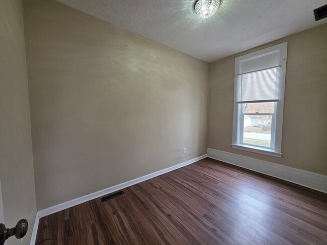 Building Photo - 424 W 8th St