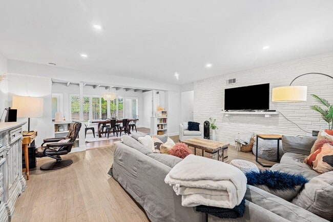 Building Photo - 162 Vassar Dr