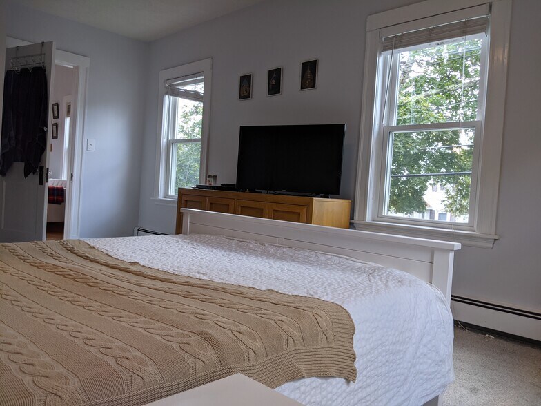 Building Photo - 184 White St