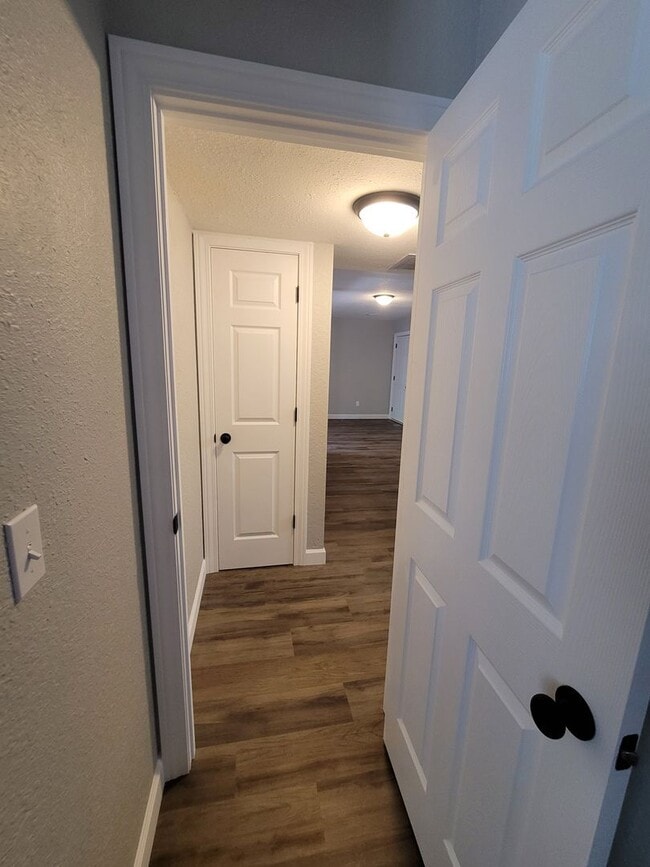 Building Photo - FULLY REMODELED 2 Bedroom Apartment