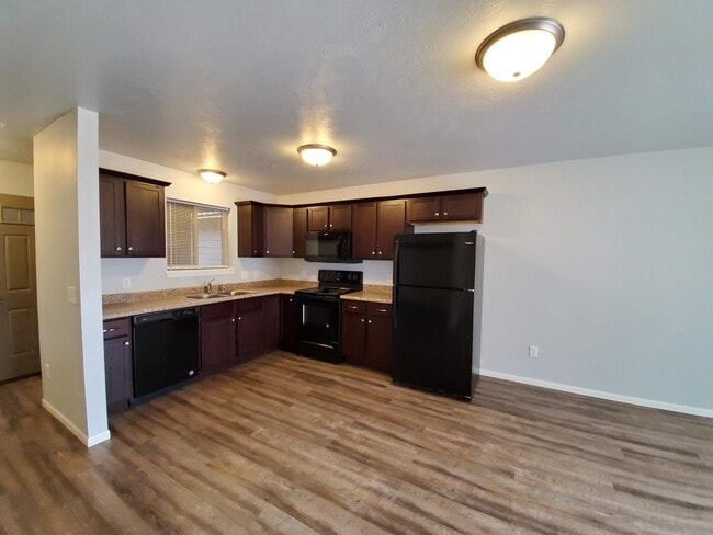 Building Photo - 412 N Sioux Blvd
