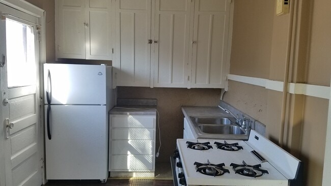 Interior Photo - 10 N 31st