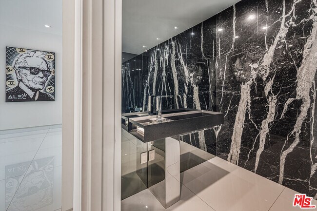 Building Photo - 511 N Rexford Dr