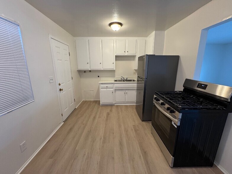 Building Photo - 656 3rd St