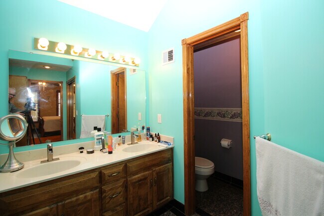Building Photo - 4 Bed Home Premium Fixtures