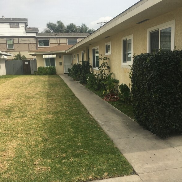 Triplex - 126 N La Plaza