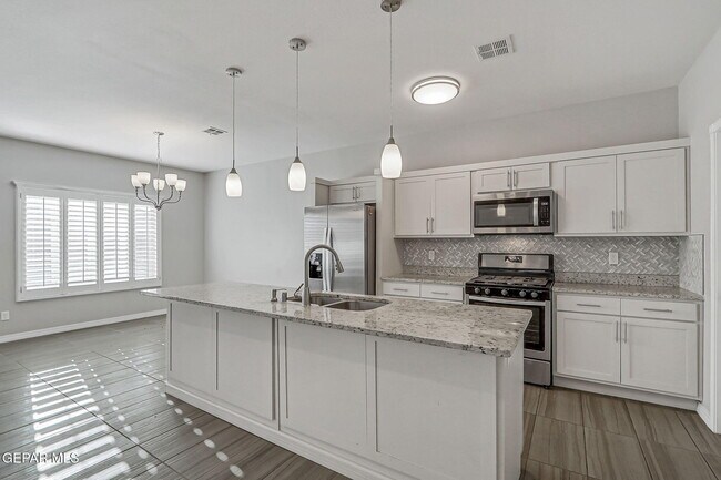 Building Photo - 261 Emerald Sun Dr