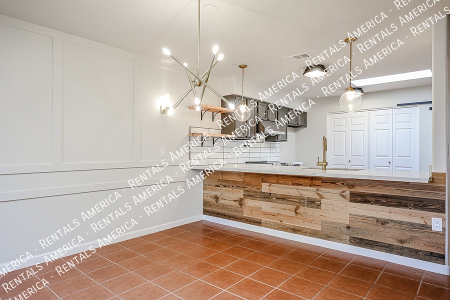 Building Photo - 1413 N Oak St