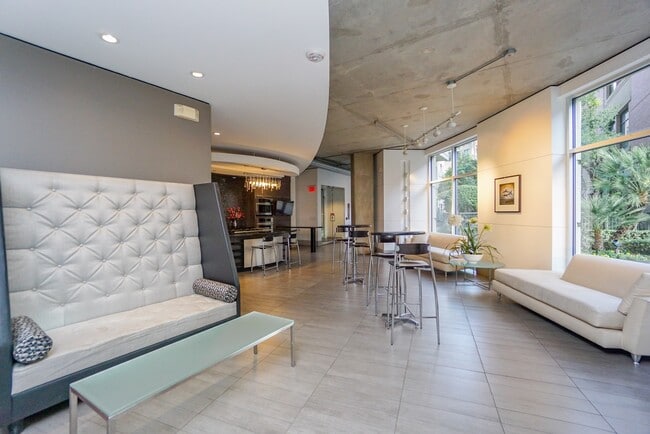 Building Photo - 1901 Post Oak Blvd