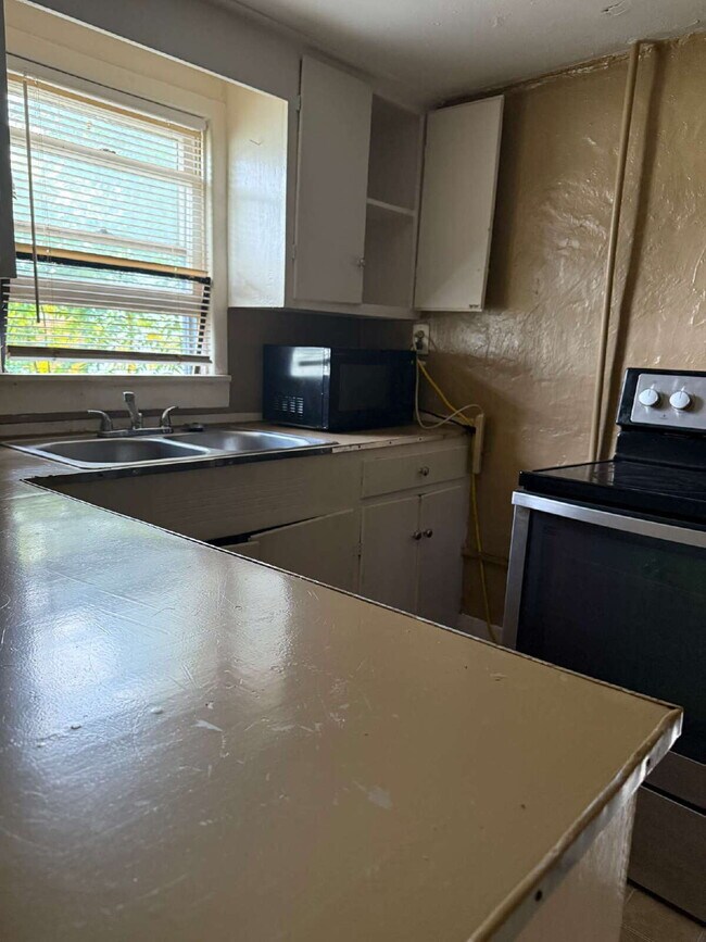 Building Photo - One Bedroom Apartment Close to 410 & 87