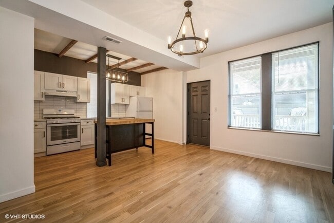 Building Photo - 908 N California Ave