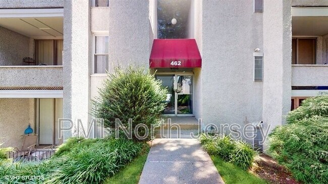 Building Photo - 462 River Rd