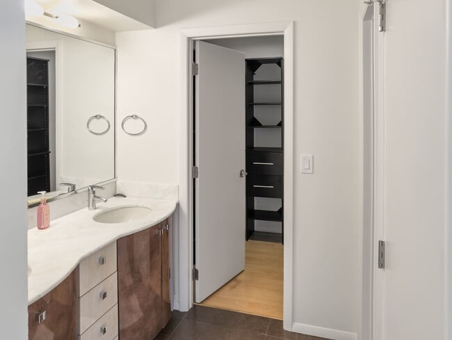 Building Photo - 3320 Lakewood Ct