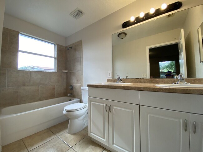 Building Photo - "Spacious 4-Bedroom Home with 2 Full Baths in Prime Tampa Location – 1,560 Sq. Ft. of Comfort!"