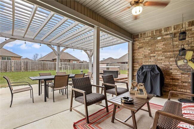 Building Photo - 1221 Stoneybrook Ln