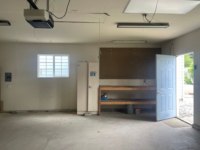 Building Photo - 526 E Wapato Ave