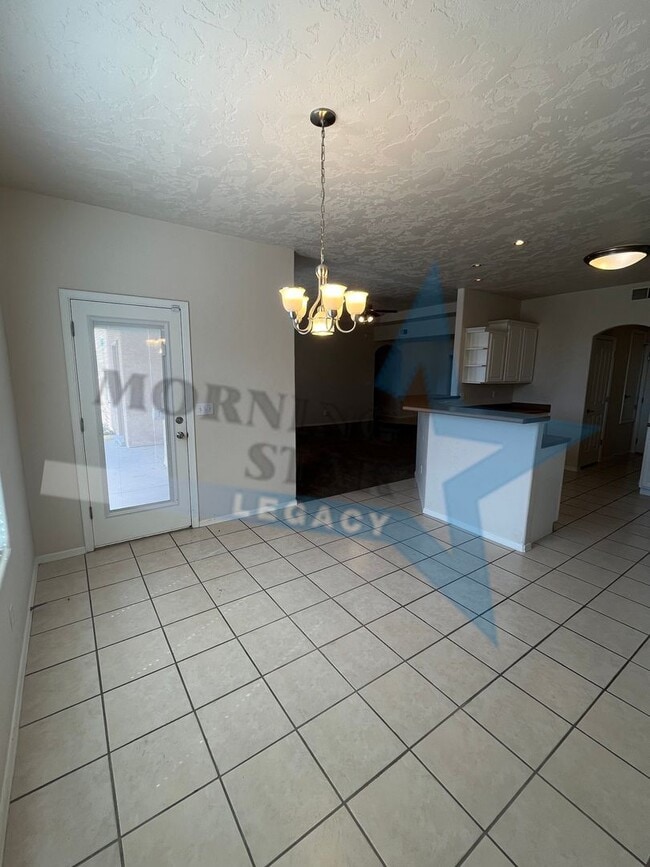 Building Photo - 3 Bedroom Home in Roadrunner Area!