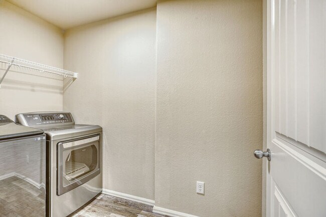 Building Photo - 1829 Final View Aly