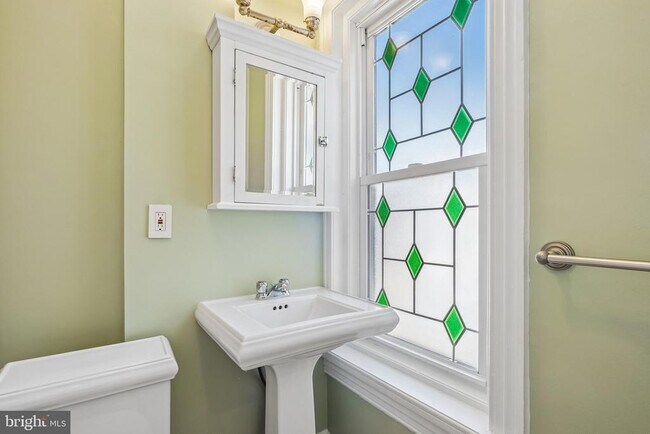 Building Photo - 1730 Pine St