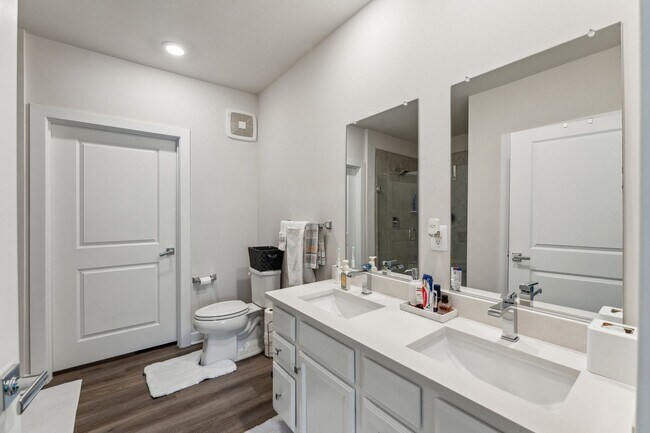 Building Photo - Gorgeous 2bd/2ba modern condo w/balcony located conveniently in MOSAIC AT WOODLAND PARK in Herndon.