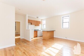 Building Photo - 0 bedroom in Chicago IL 60657