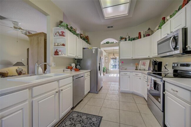 Building Photo - 2234 Fenton Ave