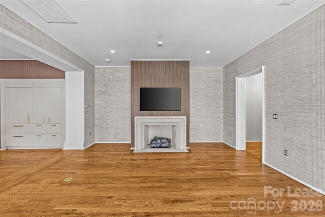 Building Photo - 1172 Queens Rd