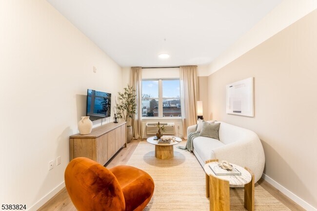 Primary Photo - 431 Dr Martin Luther King Jr Blvd