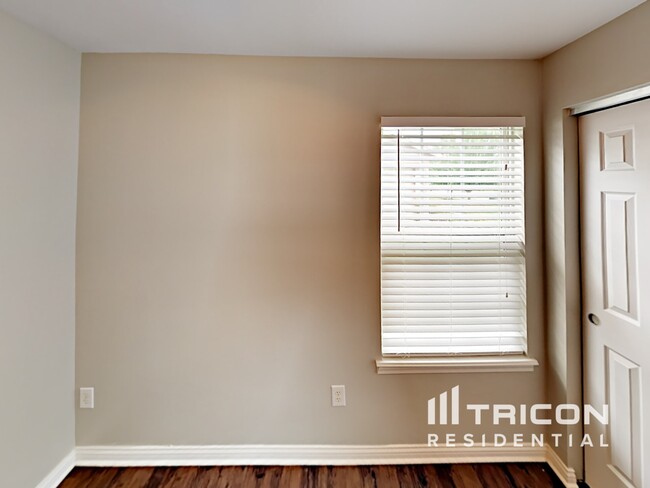 Building Photo - 928 Webb Dr