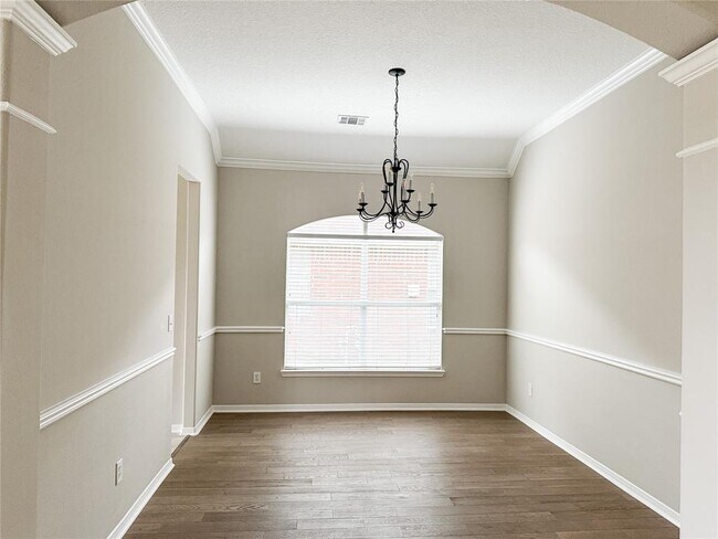 Building Photo - 10114 Willow Crossing Dr