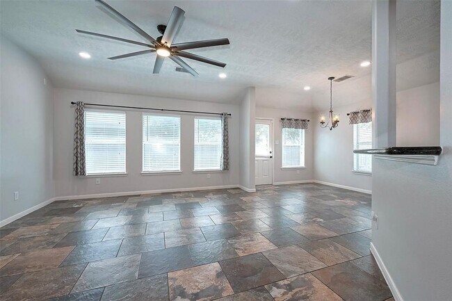 Building Photo - 2819 Lakecrest Way Dr