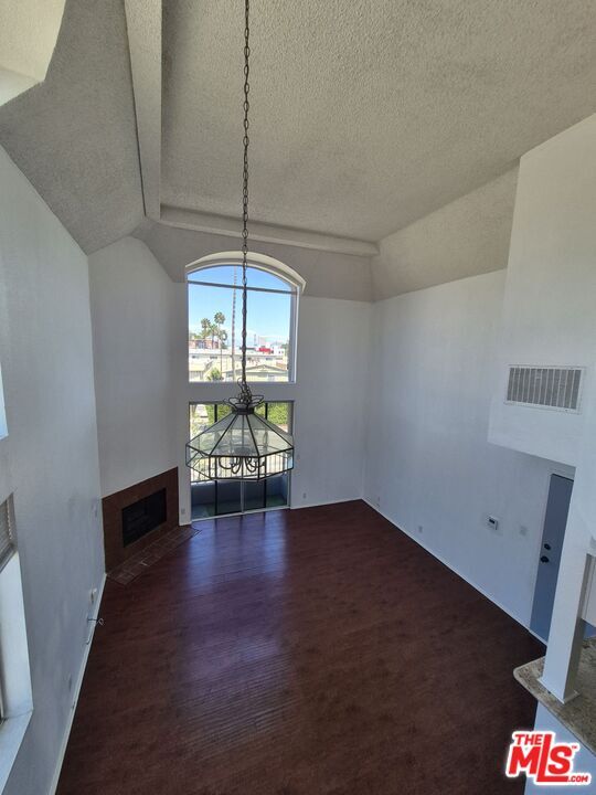 Building Photo - 1529 S Bundy Dr