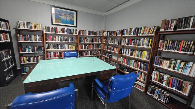 Building Photo - 300 Bayview Dr