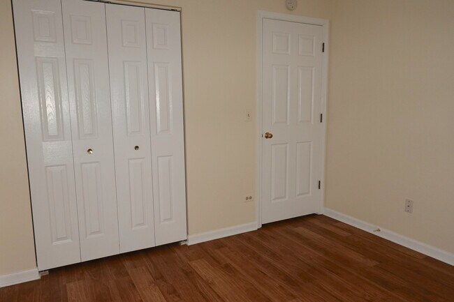 Building Photo - 210 Crestview Dr