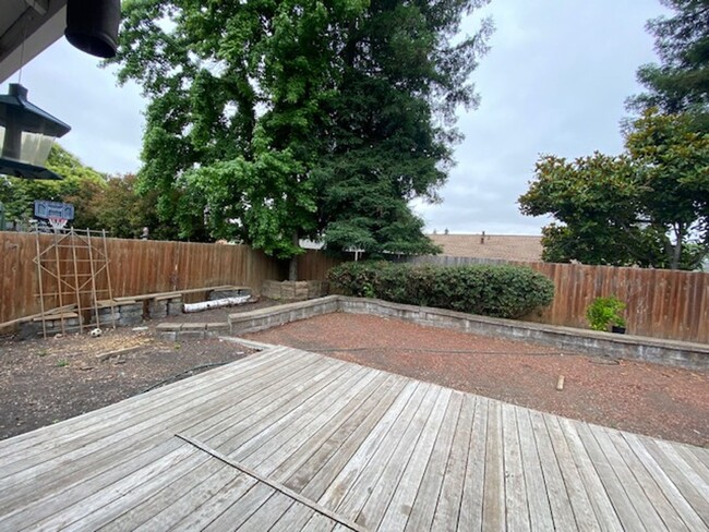 Building Photo - ~Super Cute 3 Bed/ 1 Bath House in Rohnert...