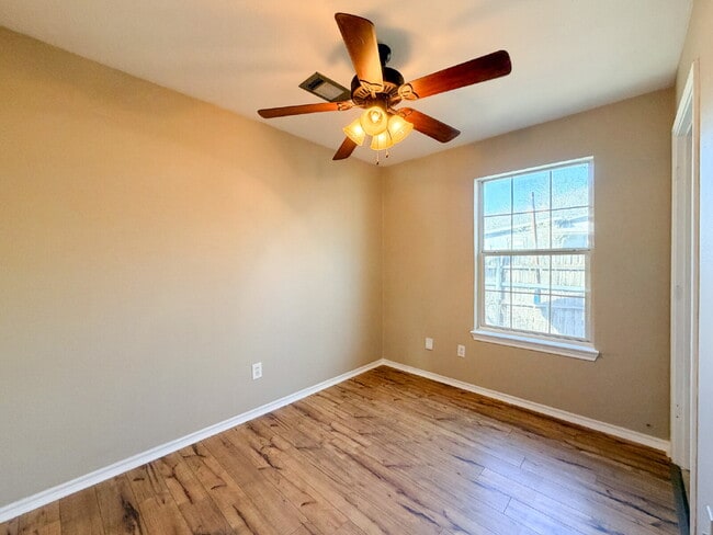 Building Photo - 316 S Watson St