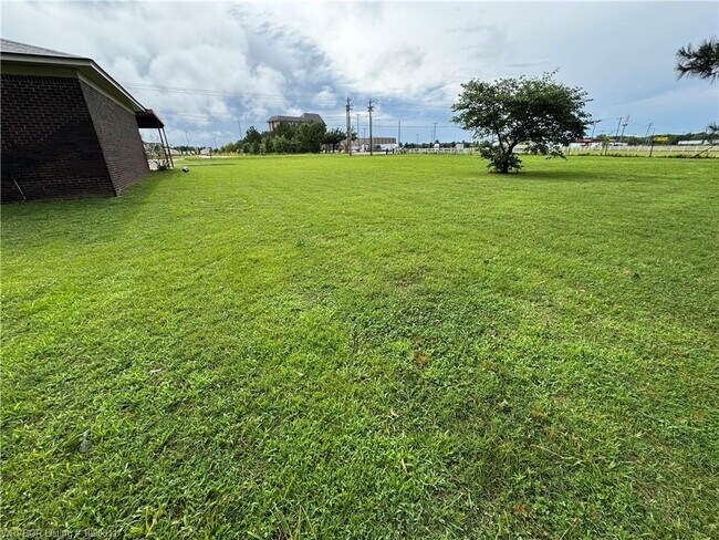 Building Photo - 600 Paw Paw Rd