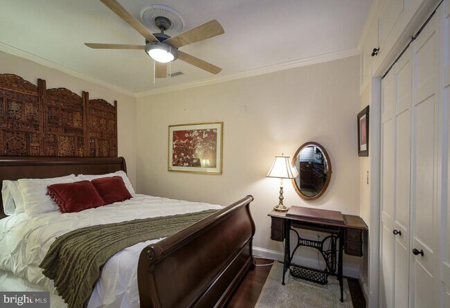 Building Photo - 721 12th St SE