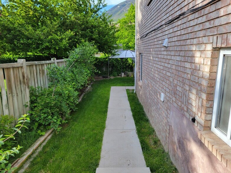 Building Photo - 777 E 1100 N